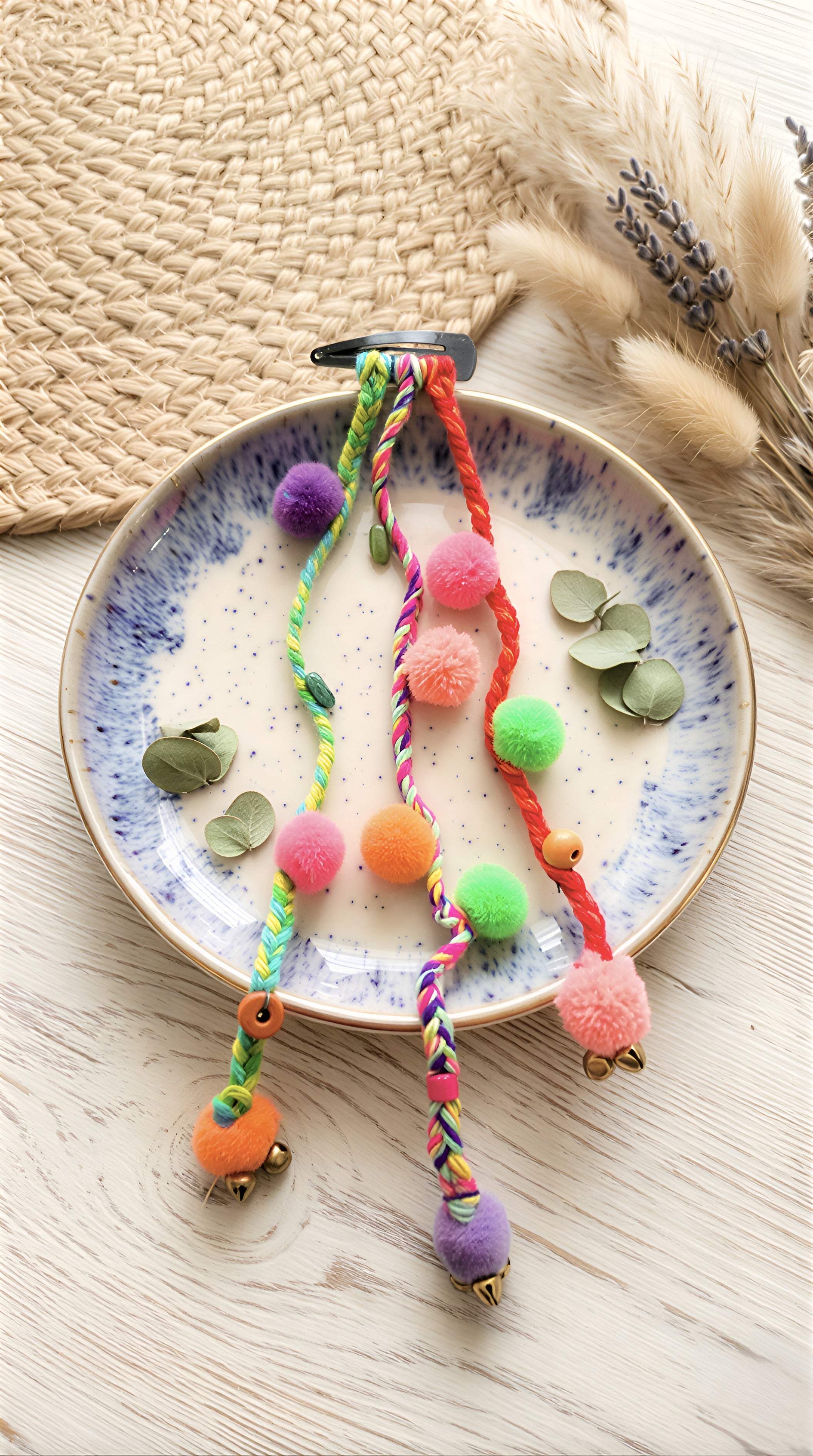 Zuri Multicolor Pom-Pom Paranda Clip